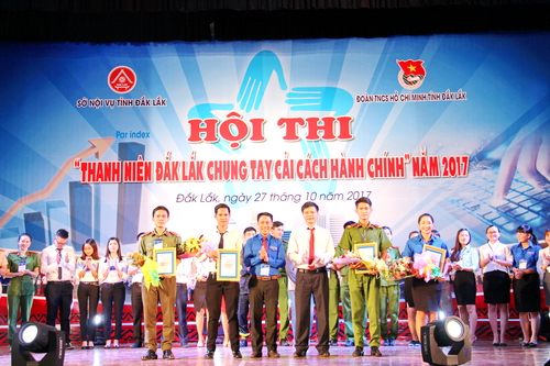 Ban tổ chức trao giải cho các đội thi xuất sắc